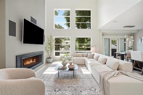 916 Somerset Avenue, Winnipeg, MB - Indoor Photo Showing Living Room With Fireplace