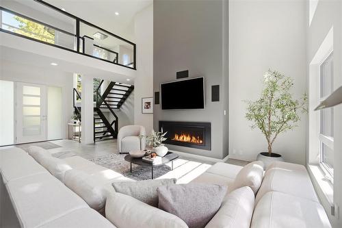 916 Somerset Avenue, Winnipeg, MB - Indoor Photo Showing Living Room With Fireplace