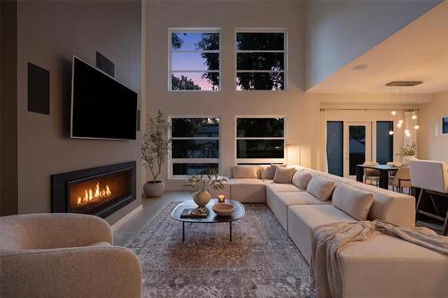 916 Somerset Avenue, Winnipeg, MB - Indoor Photo Showing Living Room With Fireplace
