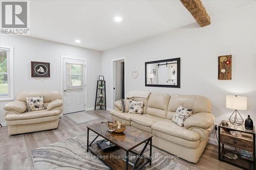 2017 Clark Road, Frontenac (Frontenac Centre), ON - Indoor Photo Showing Living Room