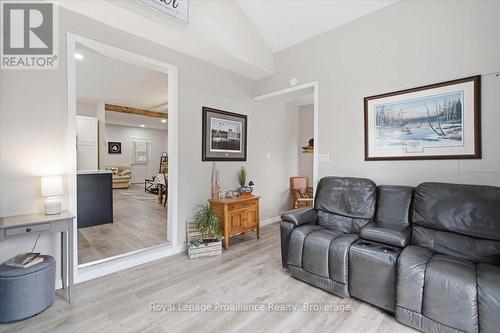 2017 Clark Road, Frontenac (Frontenac Centre), ON - Indoor Photo Showing Living Room