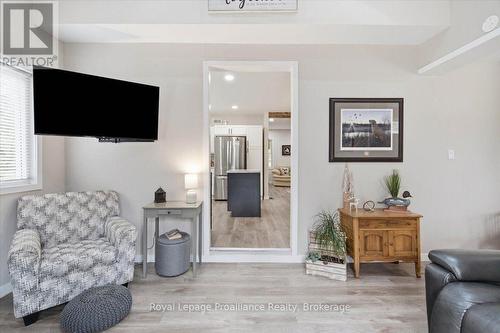 2017 Clark Road, Frontenac (Frontenac Centre), ON - Indoor Photo Showing Living Room