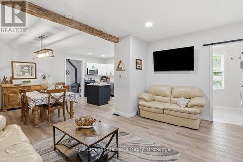 2017 Clark Road, Frontenac (Frontenac Centre), ON - Indoor Photo Showing Living Room