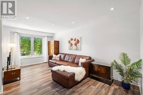 212 Provender Avenue, Ottawa, ON - Indoor Photo Showing Living Room