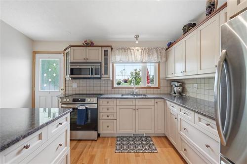 15 Sinnott St, Winnipeg, MB - Indoor Photo Showing Kitchen With Double Sink With Upgraded Kitchen