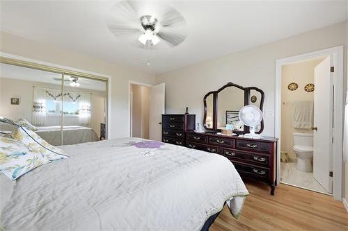 15 Sinnott St, Winnipeg, MB - Indoor Photo Showing Bedroom