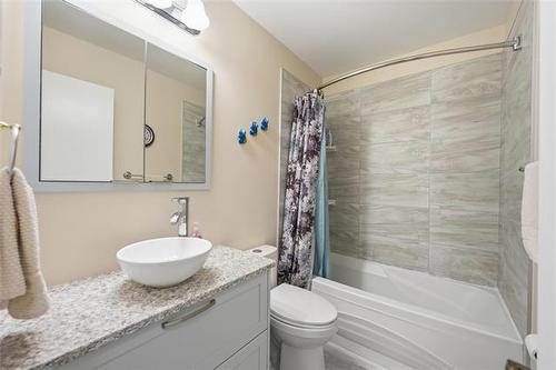 15 Sinnott St, Winnipeg, MB - Indoor Photo Showing Bathroom