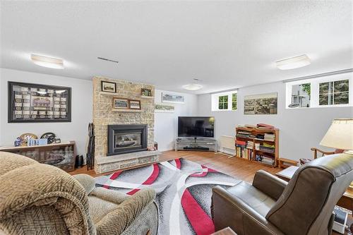 15 Sinnott St, Winnipeg, MB - Indoor Photo Showing Living Room With Fireplace