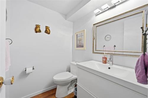 15 Sinnott St, Winnipeg, MB - Indoor Photo Showing Bathroom
