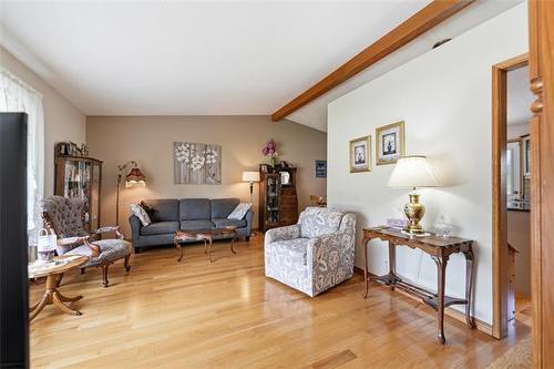 15 Sinnott St, Winnipeg, MB - Indoor Photo Showing Living Room