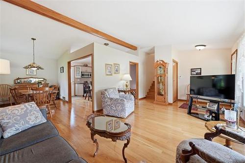 15 Sinnott St, Winnipeg, MB - Indoor Photo Showing Living Room