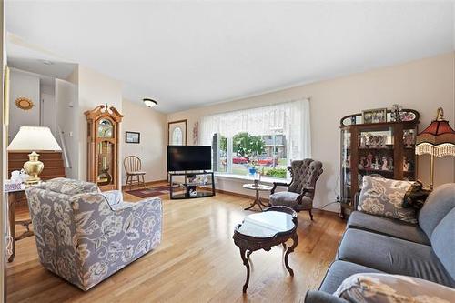 15 Sinnott St, Winnipeg, MB - Indoor Photo Showing Living Room
