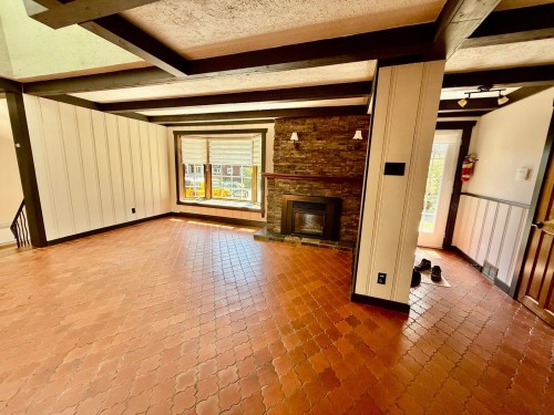 Salon - 39 Av. Chartier, Saint-Sauveur, QC - Indoor With Fireplace