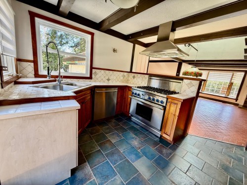 Cuisine - 39 Av. Chartier, Saint-Sauveur, QC - Indoor Photo Showing Kitchen With Double Sink