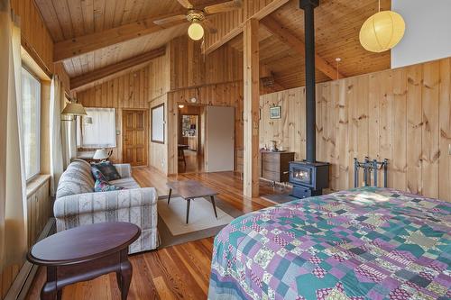 11929 3A Highway, Destiny Bay, BC - Indoor Photo Showing Bedroom