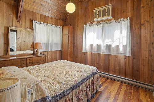 11929 3A Highway, Destiny Bay, BC - Indoor Photo Showing Bedroom