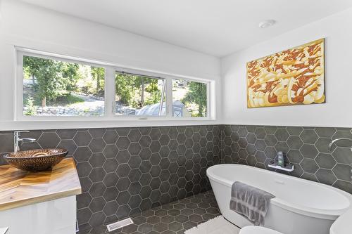 13683 Larch Road, Boswell, BC - Indoor Photo Showing Bathroom