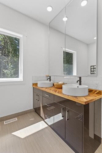 13683 Larch Road, Boswell, BC - Indoor Photo Showing Bathroom