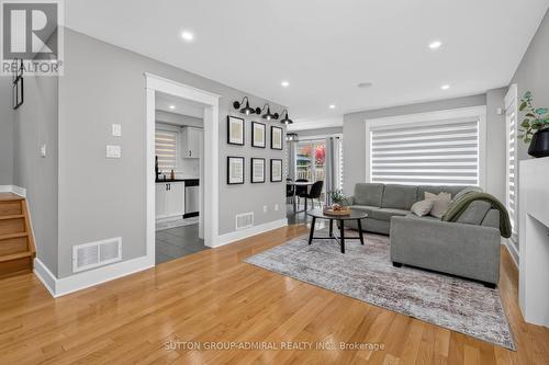 7 Emily Carr Crescent, Caledon, ON - Indoor Photo Showing Living Room