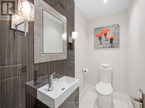 29 Maxwell Avenue, Toronto, ON - Indoor Photo Showing Bathroom