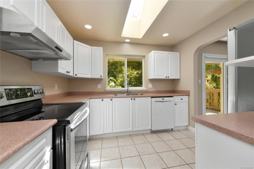 585 Hansen Ave, Langford, BC 