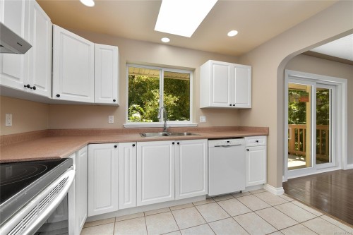 585 Hansen Ave, Langford, BC 