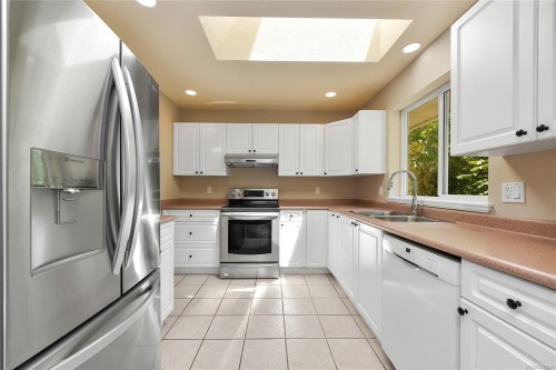 585 Hansen Ave, Langford, BC 