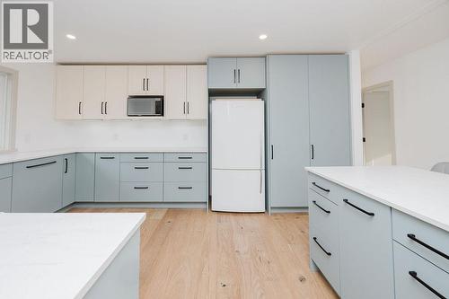 723 Tricklebrook Way, Gibsons, BC - Indoor Photo Showing Kitchen