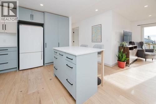 723 Tricklebrook Way, Gibsons, BC - Indoor Photo Showing Kitchen