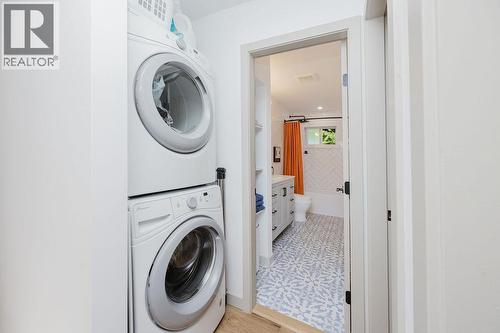 723 Tricklebrook Way, Gibsons, BC - Indoor Photo Showing Laundry Room