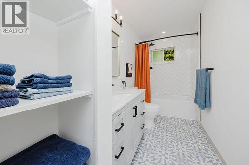 723 Tricklebrook Way, Gibsons, BC - Indoor Photo Showing Bathroom