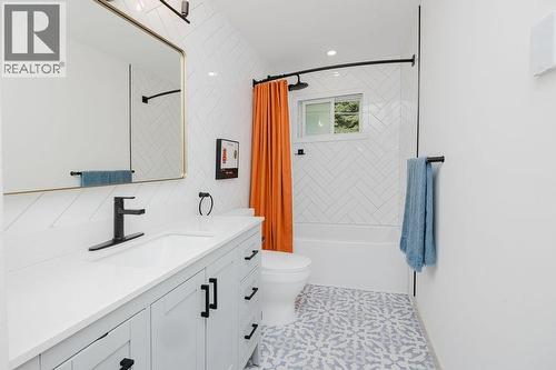 723 Tricklebrook Way, Gibsons, BC - Indoor Photo Showing Bathroom
