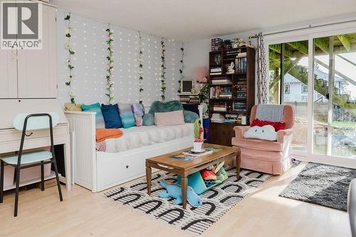 723 Tricklebrook Way, Gibsons, BC - Indoor Photo Showing Living Room