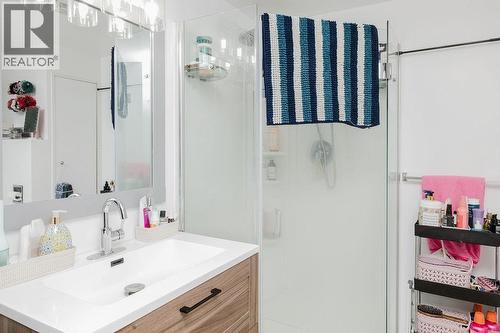 723 Tricklebrook Way, Gibsons, BC - Indoor Photo Showing Bathroom