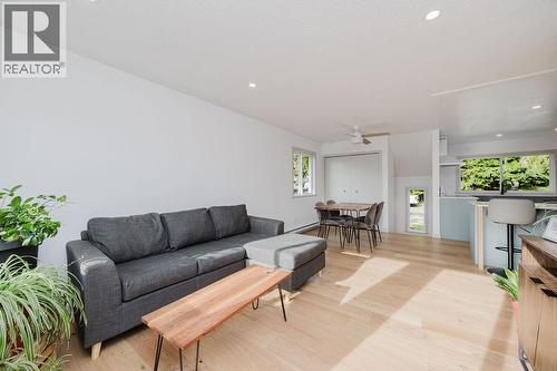 723 Tricklebrook Way, Gibsons, BC - Indoor Photo Showing Living Room