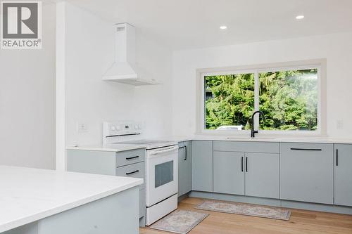 723 Tricklebrook Way, Gibsons, BC - Indoor Photo Showing Kitchen