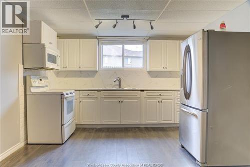 1752 Vicky Circle, Windsor, ON - Indoor Photo Showing Kitchen