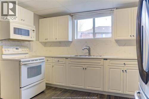 1752 Vicky Circle, Windsor, ON - Indoor Photo Showing Kitchen With Double Sink