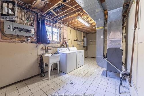 1752 Vicky Circle, Windsor, ON - Indoor Photo Showing Laundry Room