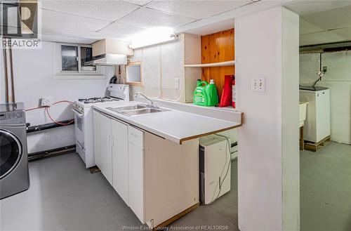 576 Janette, Windsor, ON - Indoor Photo Showing Laundry Room