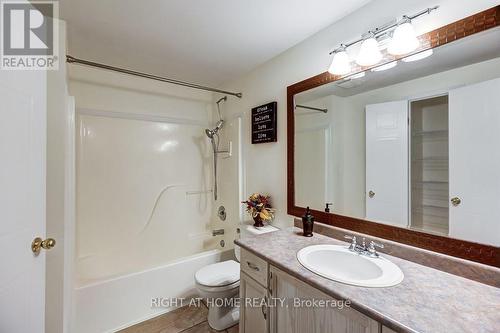 402 Lausanne Crescent, Waterloo, ON - Indoor Photo Showing Bathroom