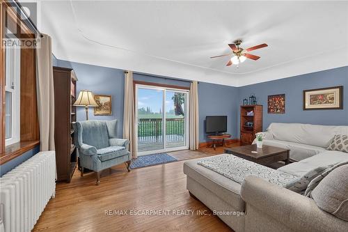 2250 56 Highway, Hamilton, ON - Indoor Photo Showing Living Room