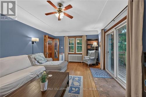 2250 56 Highway, Hamilton, ON - Indoor Photo Showing Living Room