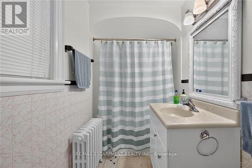 2250 56 Highway, Hamilton, ON - Indoor Photo Showing Bathroom