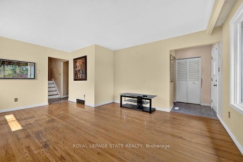 16 Sunshine Court, Hamilton, ON - Indoor Photo Showing Other Room