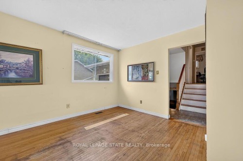 16 Sunshine Court, Hamilton, ON - Indoor Photo Showing Other Room