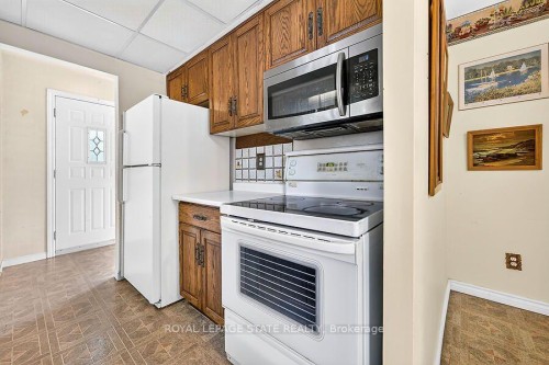 16 Sunshine Court, Hamilton, ON - Indoor Photo Showing Kitchen