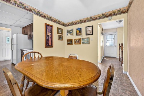 16 Sunshine Court, Hamilton, ON - Indoor Photo Showing Dining Room