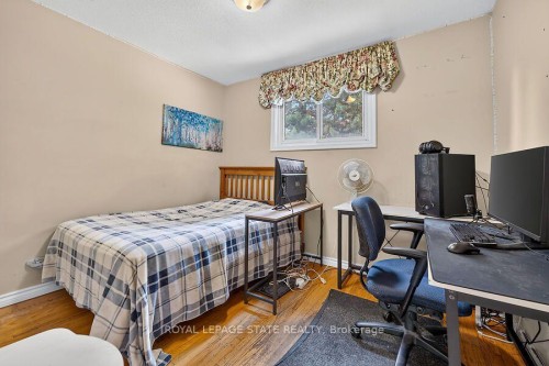 16 Sunshine Court, Hamilton, ON - Indoor Photo Showing Bedroom