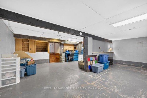 16 Sunshine Court, Hamilton, ON - Indoor Photo Showing Garage
